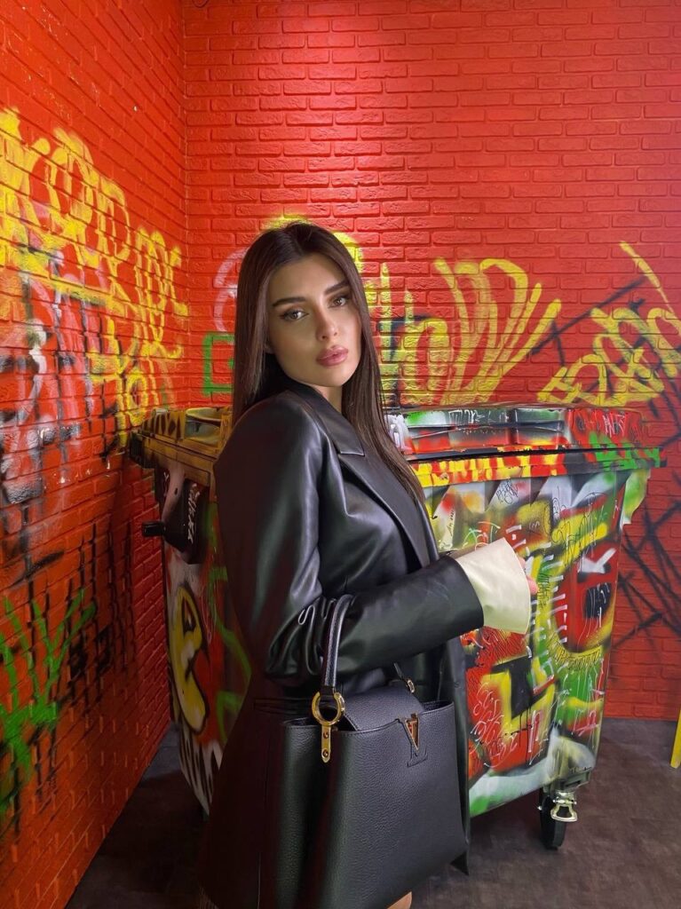 Эскортница